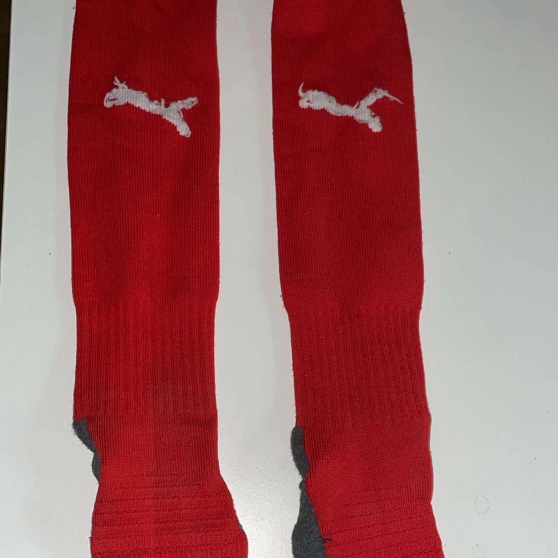 Röda fotbollsstrumpor från Puma - 1