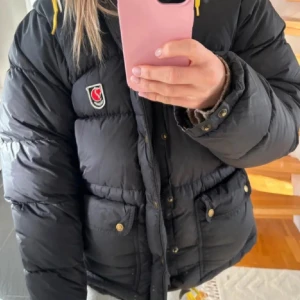 Fjällräven jacka säljer/byter - Säljer eller byter denna superfina fjällräven jackan i den äldre modellen, den är topp skick och vill gärna byta mot en i den mer nyare modellen i svart,mörkblå eller mörkgrön och helst i storlek S/M 