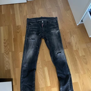 Svarta ripped jeans från Dsquared2 - Säljer ett par svarta jeans från Dsquared2, inget färgstänk. Väldigt bra skick som nya. 