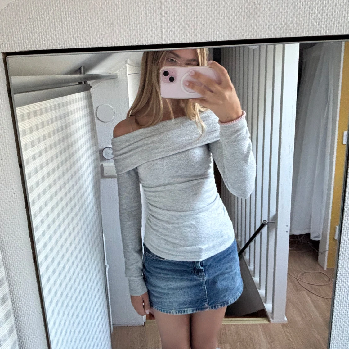 Ljusgrå offshoulder långärmad tröja - 1