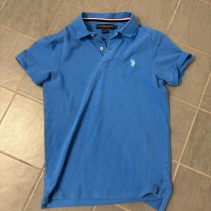 U.S Polo Assn - Snygg blå pikétröja från U.S. Polo Assn. i slim fit-model som jag köpte i USA. Storlek S. pris kan diskuteras.