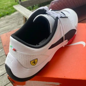 Puma x Ferrari sneakers - Extrstremt sälsynta puma x ferrari colab!! Storlek 42. Endast använda en gång då dom var lite små för mig. Årets kap dessa tvärfeta dojjor då dom ej går att få tag på längre! kan mötas sthlm