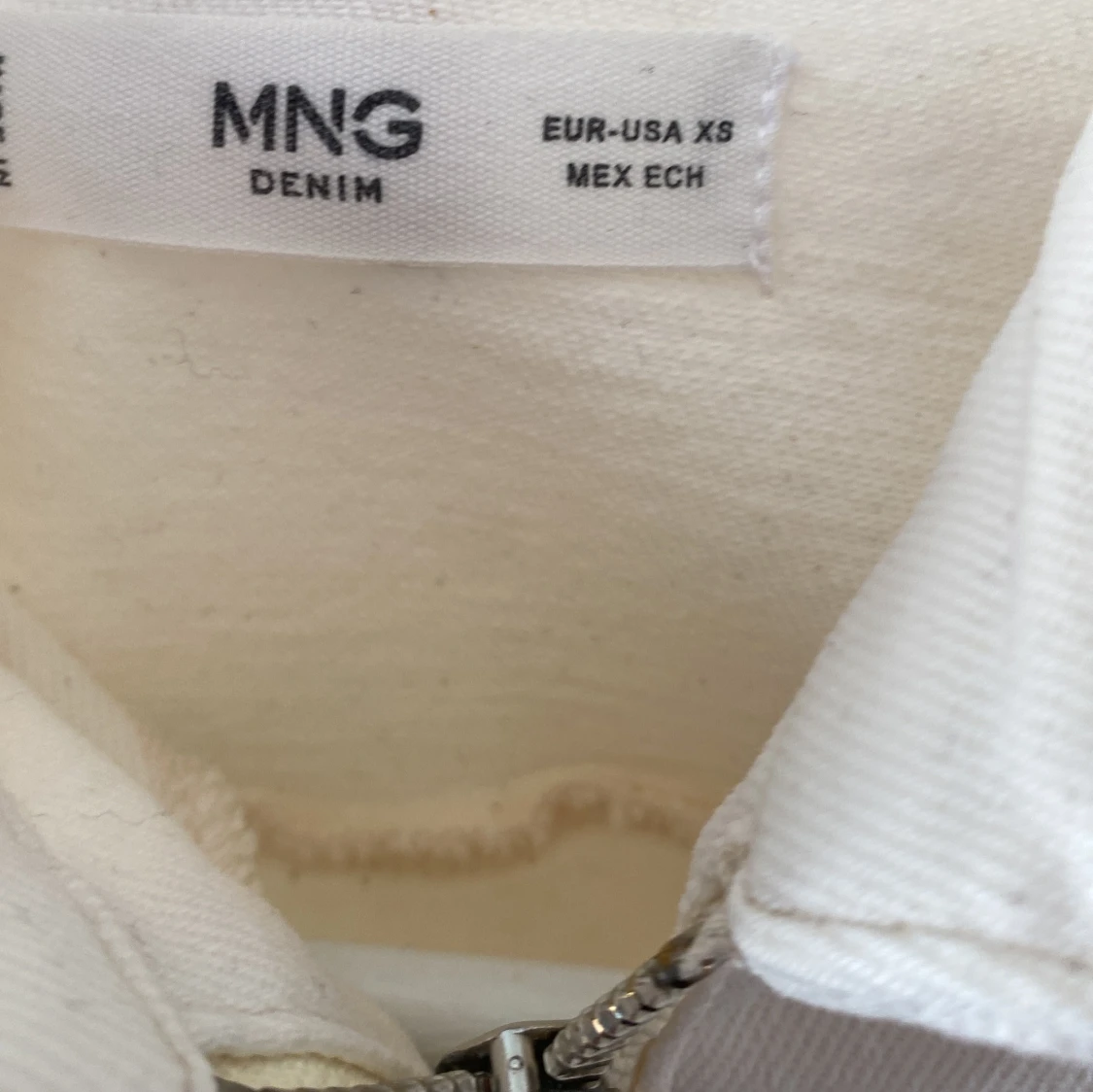 Vit jumpsuit med dragkedja från MNG Denim