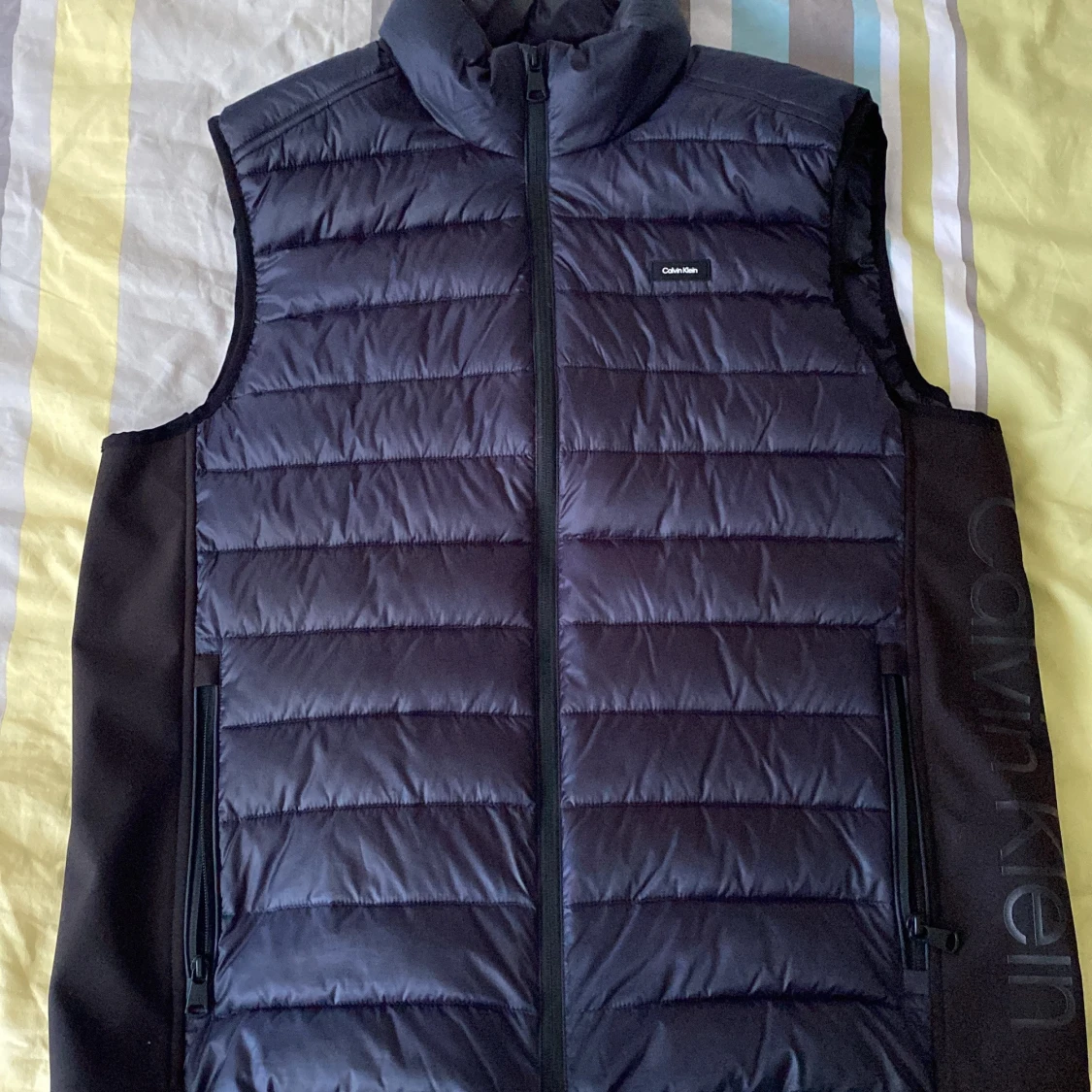 Svart dunväst från Calvin Klein XL