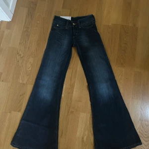 Bootcut jeans från Cheap Monday 25/30 - Helt nya och lappen sitter kvar är i färgen star blue och är slutsåld på weekdays hemsida. Jeansen är mycket low waist och utsvängda