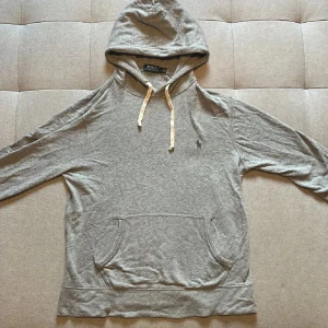 Grå hoodie från Polo Ralph Lauren - Snygg grå hoodie från Polo Ralph Lauren. Priset är ej hugget i sten! Tveka inte att skriva vid funderingar🤝