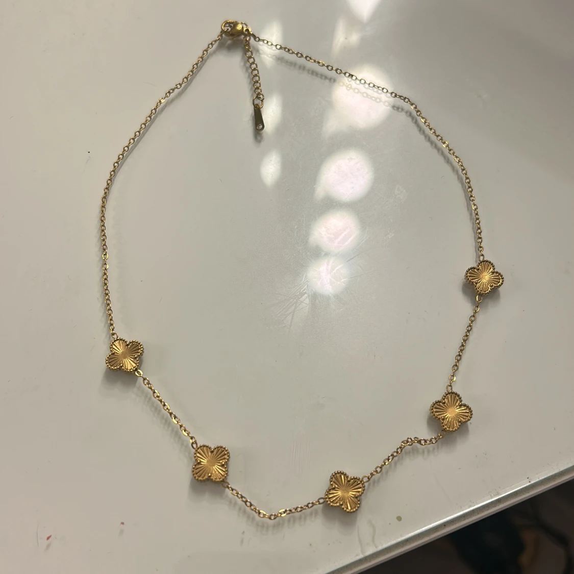 Guldigt halsband med blommor