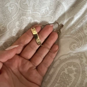 Guldigt BFF-armband med hjärta - Snyggt guldigt armband med tunn kedja och en platta där det står 'BFF' tillsammans med ett ingraverat hjärta. Perfekt att ge till din bästa vän! Armbandet har en enkel och stilren design som passar till många olika stilar.