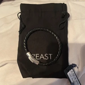 Svart armband från 7EAST - HELT NY!🚨Stilrent svart armband från 7EAST (köpt på Byus) med flätad design i skinn och ett snyggt magnetlås i silverfärgad metall. Perfekt accessoar för en cool och enkel look. Levereras med originalpåse | Nypris: 399kr | Riktigt bra nu till sommarn och skolstarten!☀️Kom gärna med prisförlslag och köp gärna i bundel då det sparar på fraktkostnader🚚📦 