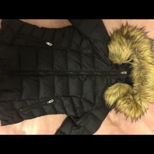 Rock and blue jacket, form fitting - Doesn’t fit, emptying out my closet as Iam moving. Its used one winter back when I was in 8th grade, about 5 years ago, bought for a little over 2500, selling for 1600, price can be discussed as usual. can be made tighter around waist