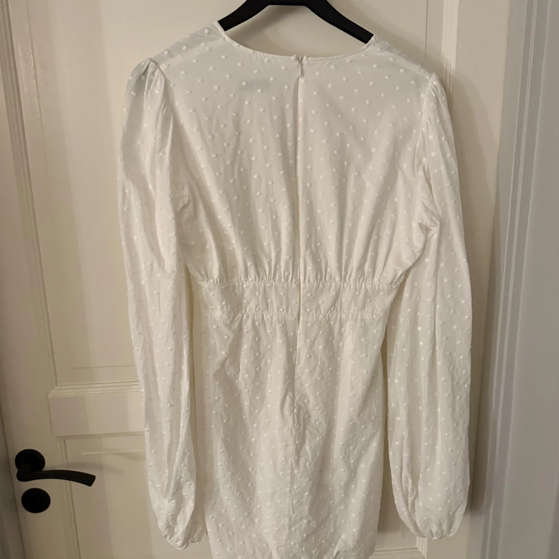 Vit prickig långärmad klänning Adoore - 2