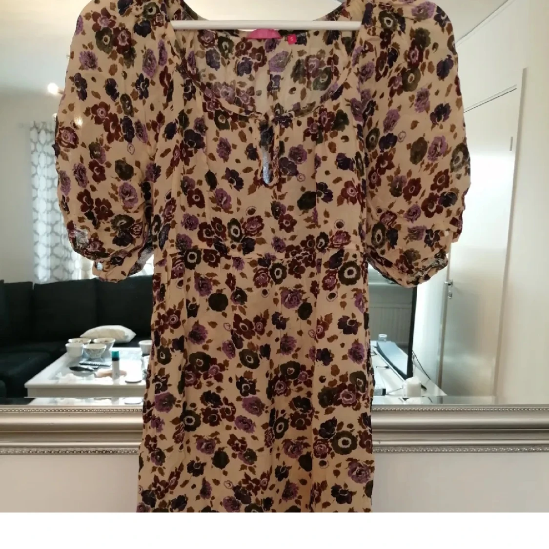 Blommig kortklänning med volang - 2