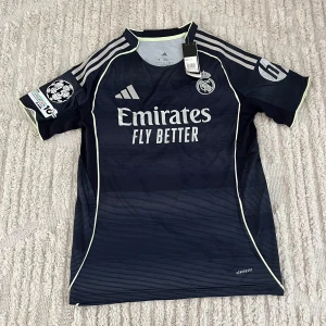 Real Madrid T-Shirt ”Mbappe” - Tjena! Säljer nu min Real Madrid tröja. Skicket på tröjan är 9/10. Den är stolek S. Priset kan diskuteras👍. Vid fler frågor/bilder är det bara att höra av sig 👍👍