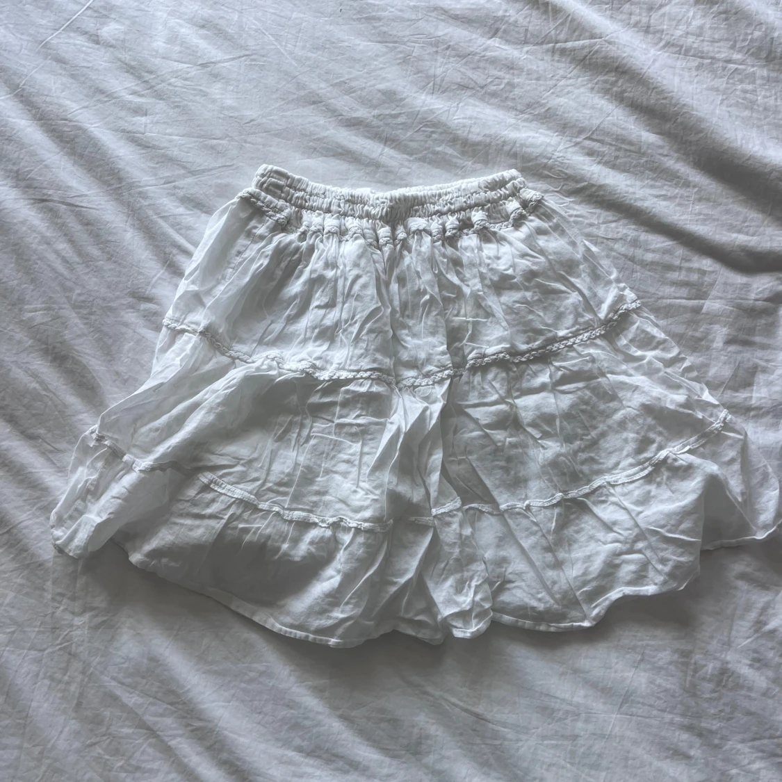 Vit volangkjol med resårmidja