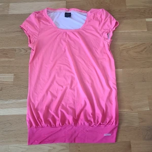 Rosa topp från KappAhl XS - Snygg rosa träningstopp från KappAhl i storlek XS. 