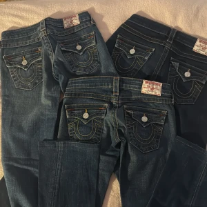 3 par Lågmidjade Bootcut true religion jeans - Säljer 3 stycken Vintage lågmidjade bootcut true religion jeans för 800kr styck!! Alla är upplagda på min profil🫶💕