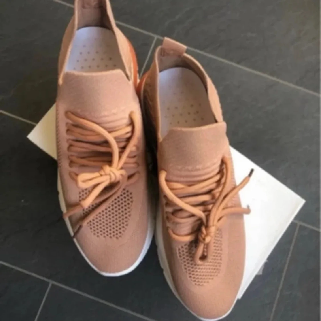 Beige stickade sneakers med vit sula - 1