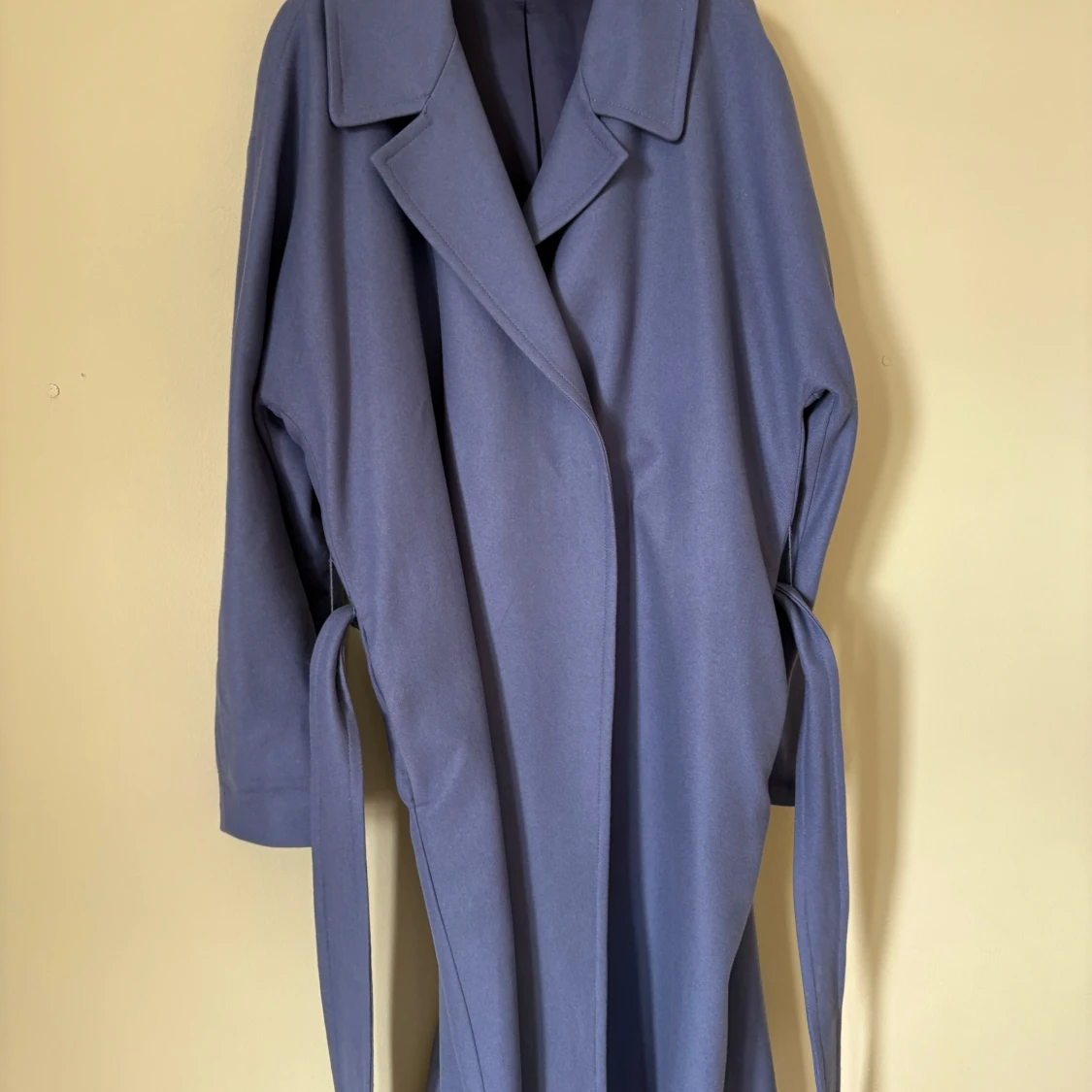 Blå kappa från ARKET med bälte - 1