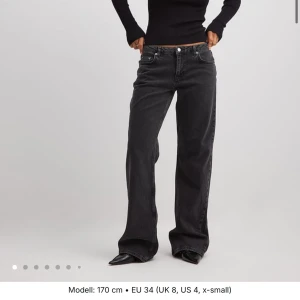 Low waist jeans nakd - Säljer dessa helt nya jeans från nakd, de är ändast provade men jag hann inte lämna tillbaka de då de var för långa för mig som är 163. Dom finns packade och klara att skickas i samma paket! Nypris 699