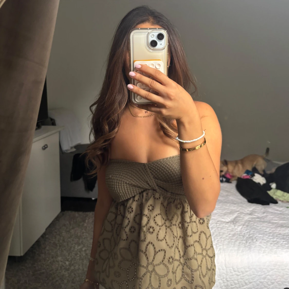 Mörkgrön axelbandslös topp med blommor🌺 - 1