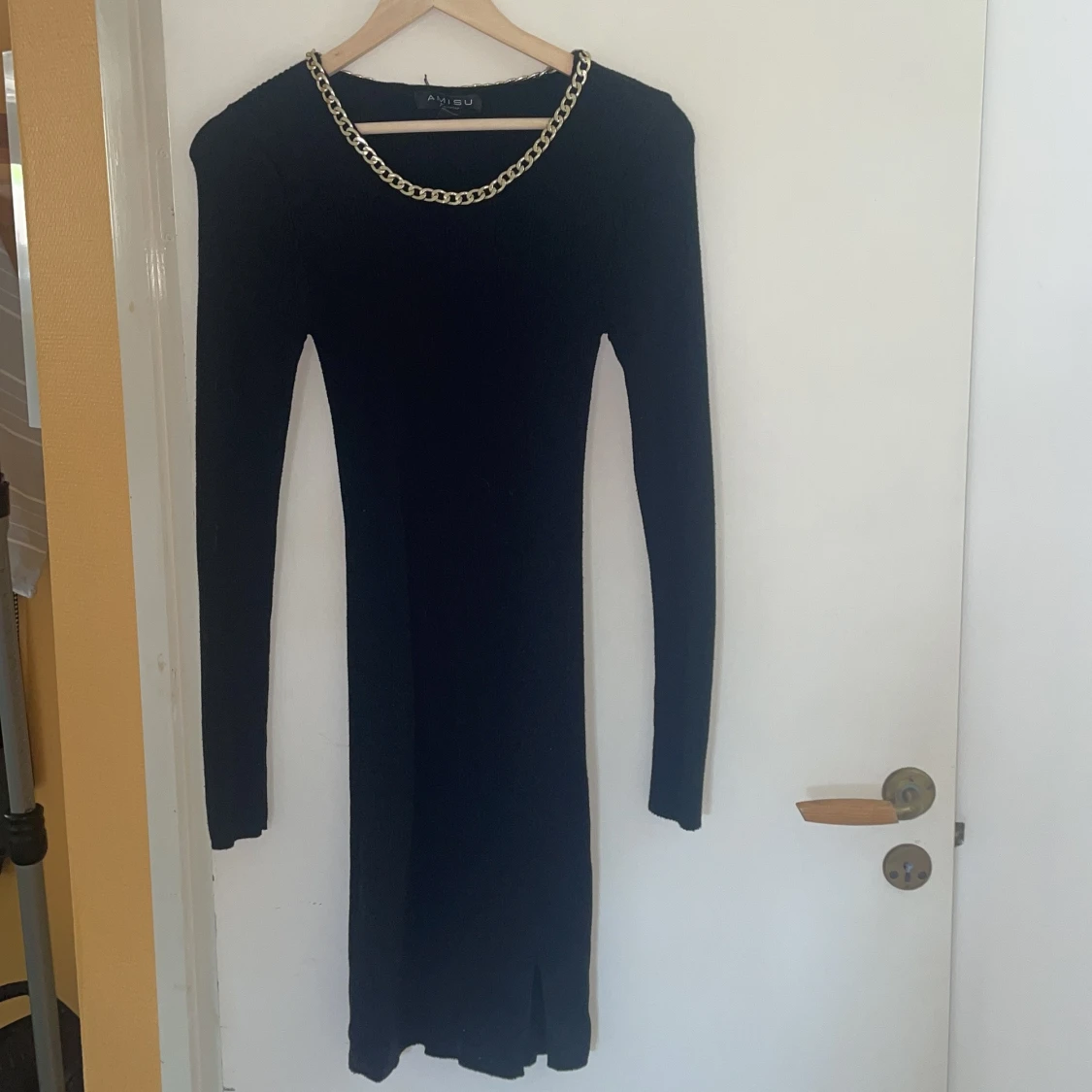 Svart långklänning med kedjedetalj - 1