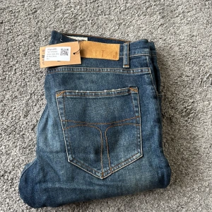 Tiger of Sweden,Pistolero jeans blå 30/32 - Snygga tiger of sweden Pistolero jeans i klassisk blå tvätt med coola slitningar och kontrastsömmar. Modellen har fem fickor, tillverkade i slitstarkt jeanstyg. Perfekta för dig som gillar en avslappnad men stilren look.