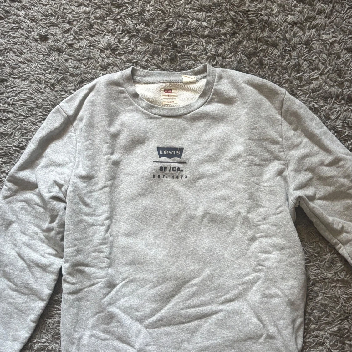 Grå sweatshirt från Levi's med tryck