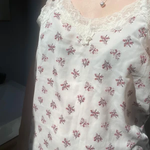 Nattlinne från H&M - Jättegulligt nattlinne perfekt till sommaren. Säljer för att det är för litet för mig. Använt fåtal gånger.                                                         Skicka för flera bilder eller frågor. Öppen för prisförslag💕