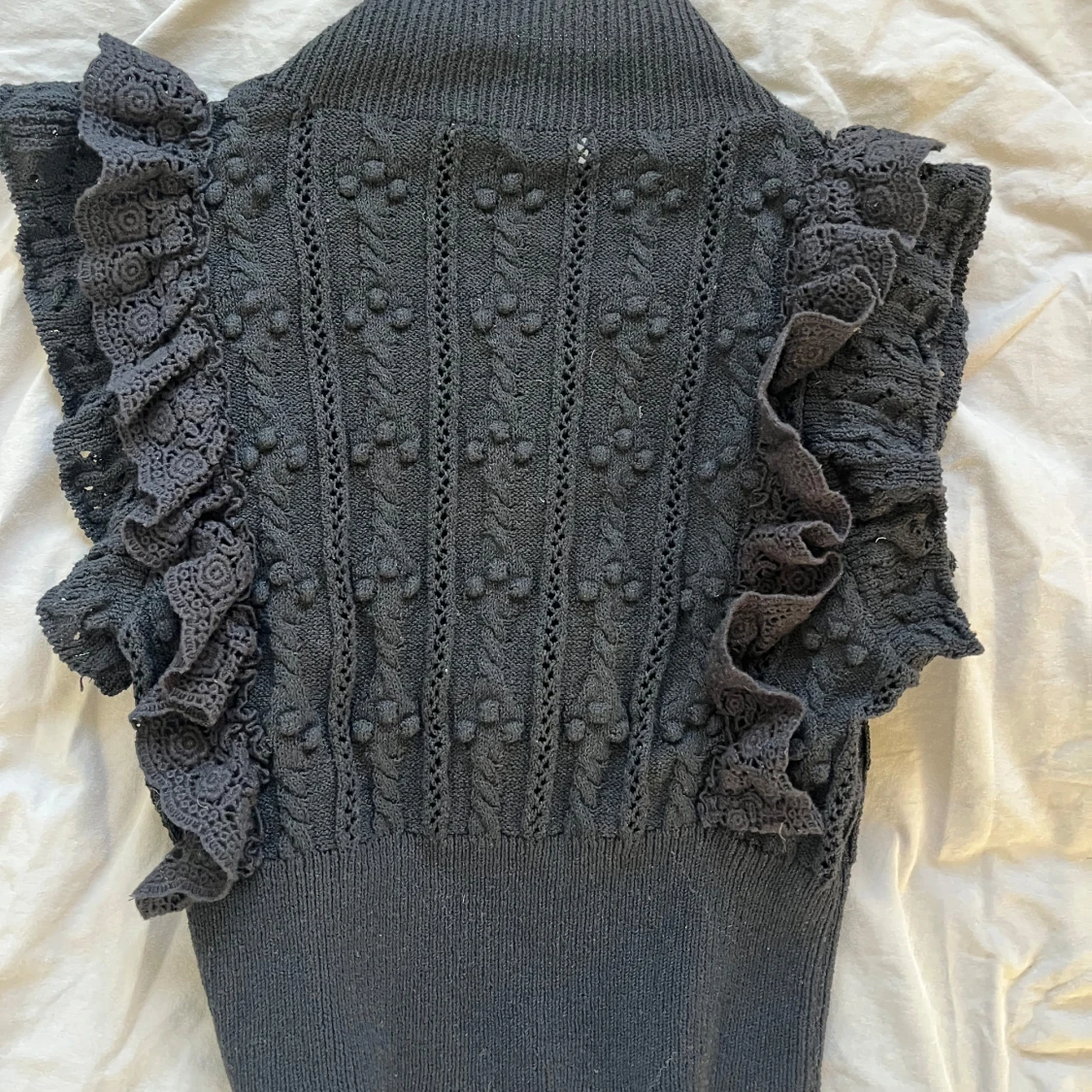 Svart stickad blus med volanger från Zara - 2