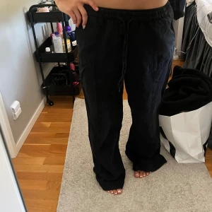 Linne byxor - Säljer mina svarta linnebyxor från Zara med snöre i midjan och fickor där bak!! Lite slitage längst ner men det är inget som är super synligt!! 