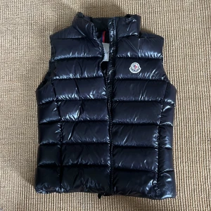 Svart moncler väst - Säljer min moncler väst som är i bra skick, svart, storlek 164.