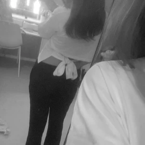 Vit omlott tröja med knyt i ryggen - Säljer en vit tröja med snygg omlott-design och knyt i ryggen. Tröjan har lång ärm och är gjord i ett mjukt material som känns skönt mot huden. Perfekt för dig som gillar en trendig och chill stil.