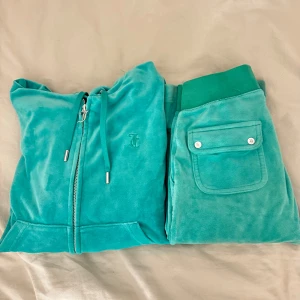 Turkost Juicy Coture Set - Säljer ett Turkost Juicy Coture set i mycket bra skick! Tröjan är i storlek S och byxor i storlek XXS. 