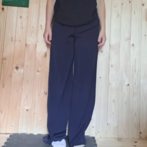 Svala snygga byxor  - Fina och svala byxor i mörkblå färg. Inga defekter, säljer då de är för små. Använd endast ett fåtal gånger. Fickorna baktill är bara prydnader. Medföljer ett litet "skärp" som syns på bild 4. Tar swish, köparen föreslår pris 🍀