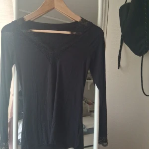 Svart långärmad topp från Intimissimi - Svart långärmad topp från Intimissimi i ultralätt kashmirblandning. Snygga spetsdetaljer vid halsringningen.Köpte den i Stockholm den 10/8-2025 , bara testad i affären. Säljer den då jag fick en mörkblå av en kompis💞 pris kan diskuteras