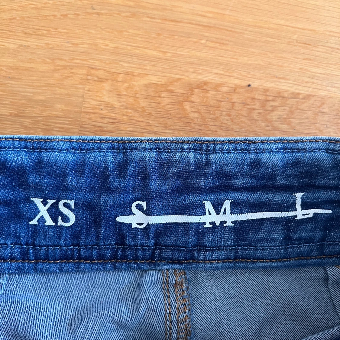 Blå jeansshorts från Never Denim - 2