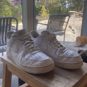Nike air force 1 - Säljer nu mina fräscha airforces i storlek 44, de är i hyfsat rent skick bara lite smutsfläckar här och där därför säljer jag billigt ( ingår tyvärr ingen box, FRAKTAR INOM 24H!!!
