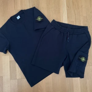 Stone Island set - Säljer detta feta Stone Island setet. Storlek M och jätte jättebra kvalité. Tjockt material och lyxigt. Använd någon enstaka gång.