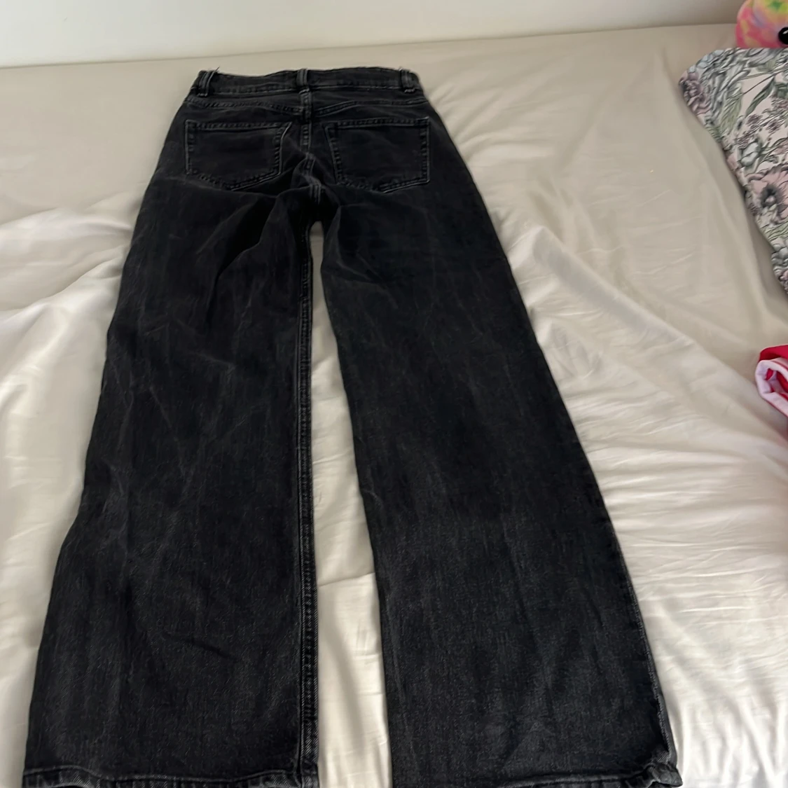Svarta wide jeans från H&M, strl 34 - 1