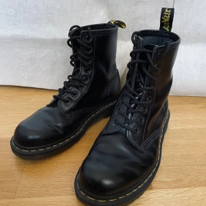Svarta Dr. Martens boots i skinn - Klassiska Dr Martens i svart färg. Mycket bra skick, bara använda ett fåtal gånger. Perfekt nu när hösten börjar komma 🍂   Kan skickas eller möta upp i Gbg. 🌟