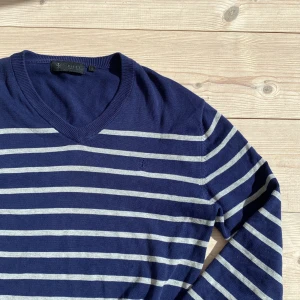 Randig blå tröja från Riley - |Säljer nu en begagnad tröja från riley| As cool unik randig tröja. Pris 289kr