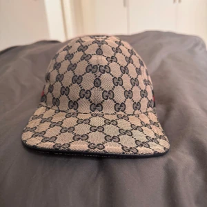 Gucci keps - Äkta keps! Inget fel med kepsen. Ingen skada Storlek S, 57cm Kontakta för mer bilder eller frågor OBS: ingen box, ingen kvitto!