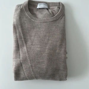 Beige stickad tröja Tiger of Sweden - En beige stickad merinoull tröja ifrån tiger of sweden✅                                                                     Storlek xs/ kan skicka måt vid förfrågan✅               Mycket bra skick, inget slitage alls. Skick 9/10✅      Nytt pris :1900kr mitt pris: 600kr ✅                        Skriv vid minsta fråga ✅🕰️