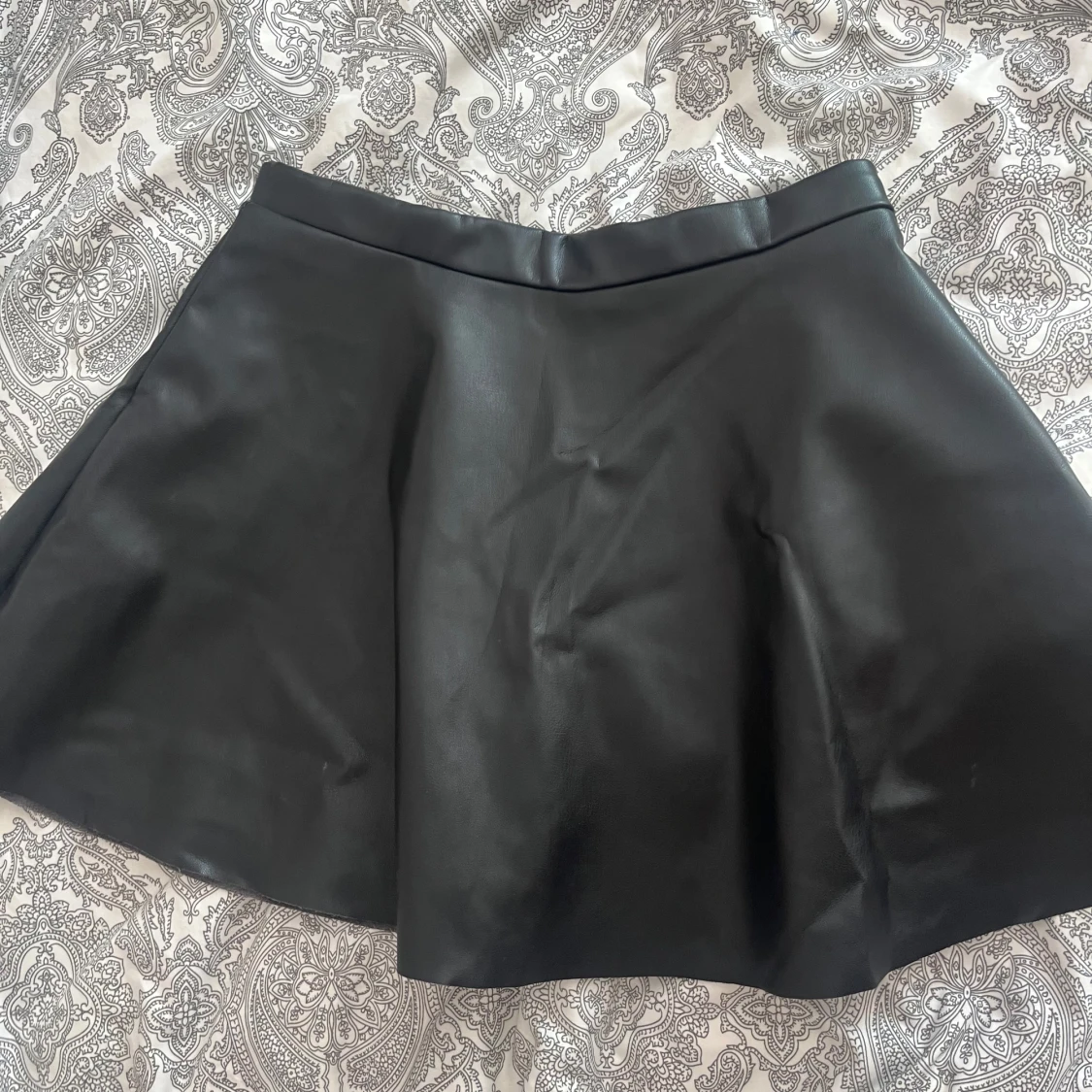 Svart skaterkjol i skinnimitation