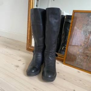 Äkta läder skinn stövlar knähöga  - Använt men fint skick, dm för fler bilder/bilder på tecken på användning 🤍