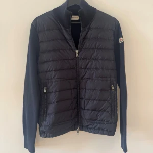 MONCLER CARDIGAN - Moncler hybrid zip cardigan - Storlek M fits S - Mycket fint skick - såklart äkta / deluxecloset hör av er vid minsta fundering eller frågor!