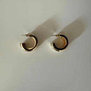 Guldiga örhängen från Gina - Guldiga hoops från Gina