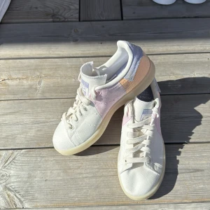 Adidas Stan Smith sneakers i pastell - Tecken på användning men inga deffekter, i strl 38 2/3