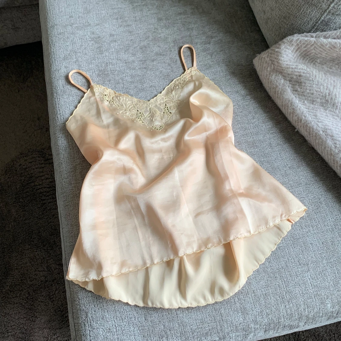 Champagnefärgad linnetopp med spets - 1