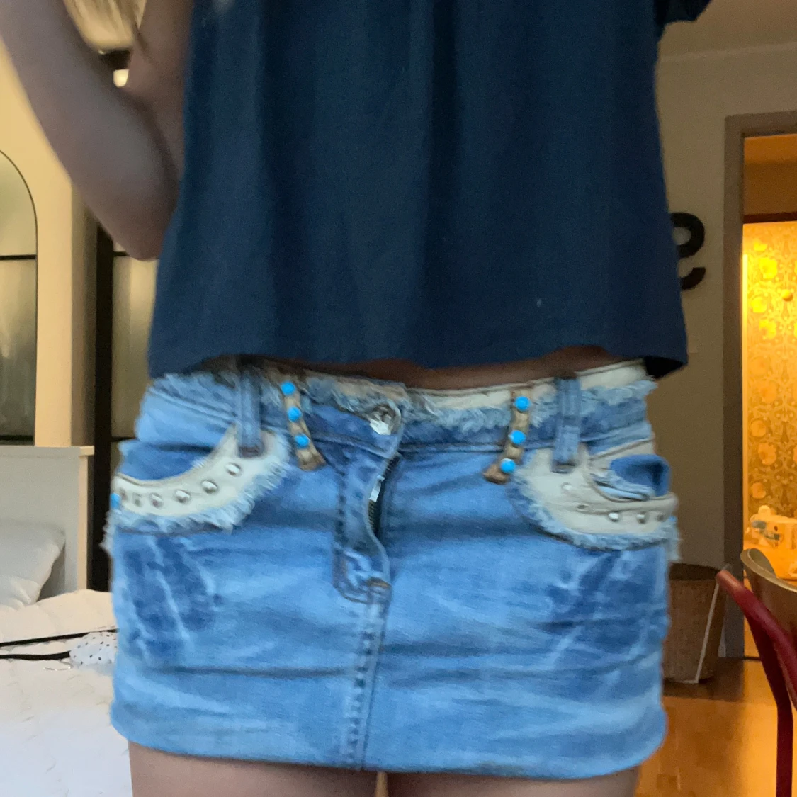 Jeanskjol med detaljer 